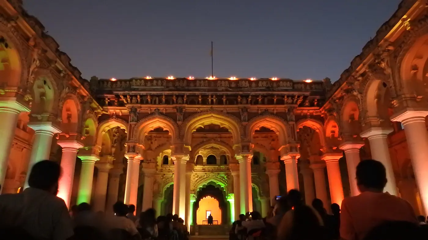 El palacio Thirumalai Nayak de Madurai iluminado al anochecer