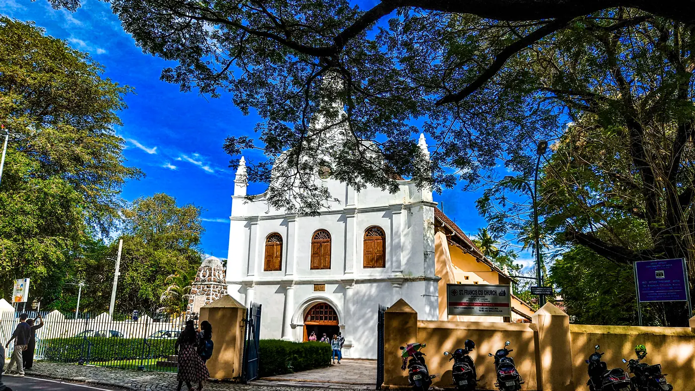 La iglesia de San Francisco de Fort Kochi entre los arboles