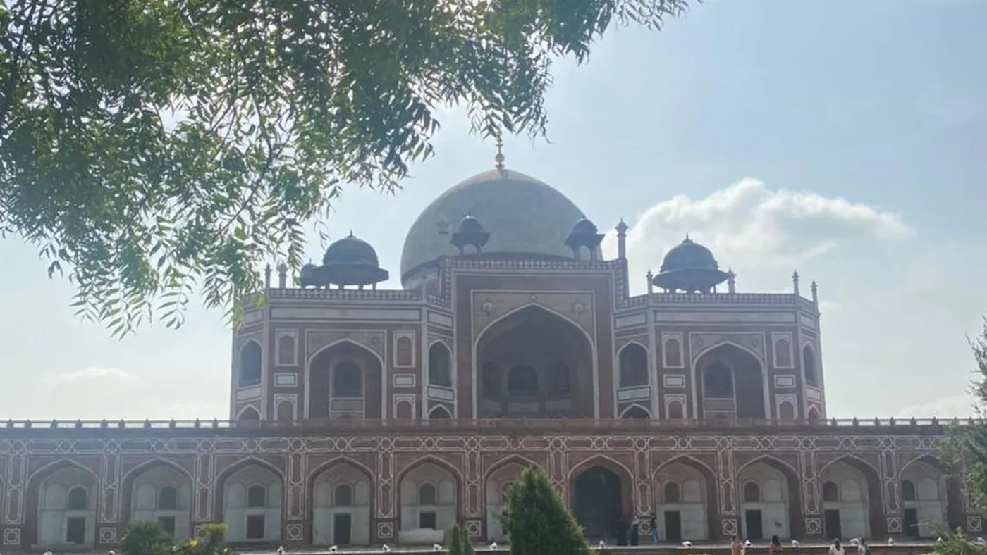 La tumba de Humayún tras los setos del jardín, Delhi