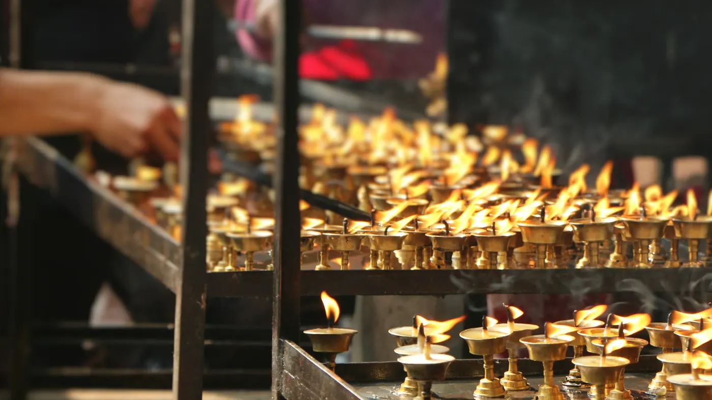 Lámparas de manteca encendidas en un templo de Katmandú