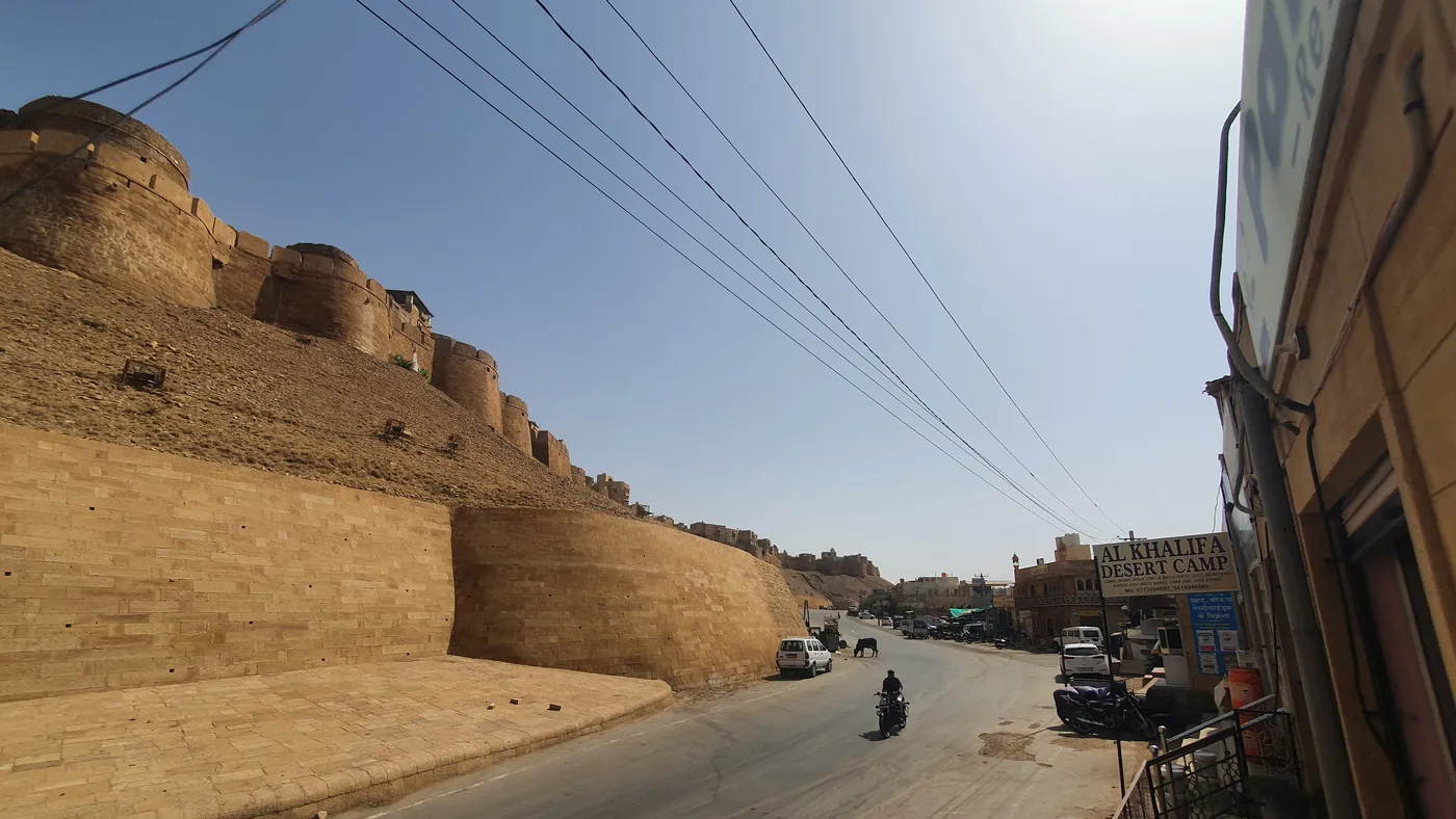 Las murallas del fuerte de Mehrangarh sobre Jodhpur