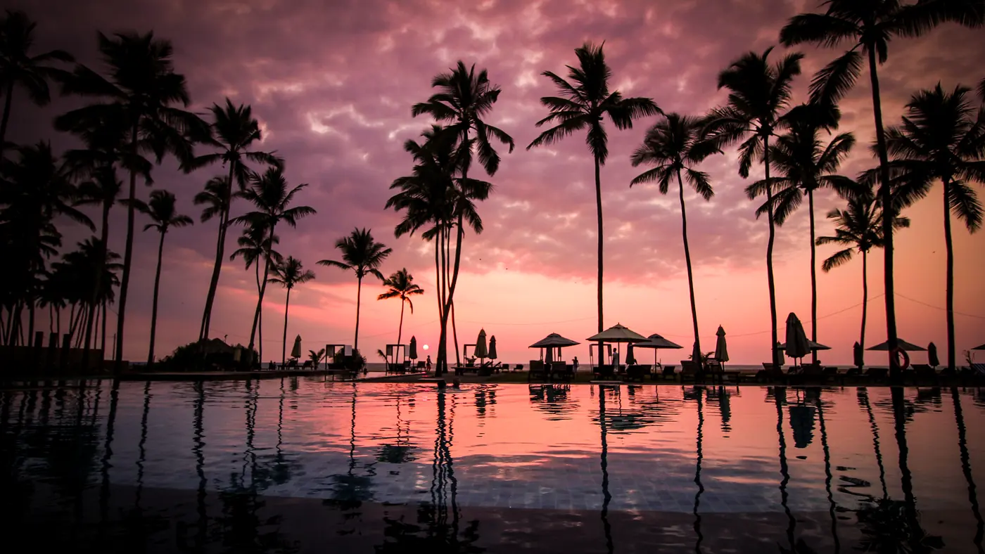 Atardecer junto al mar en Negombo, primera noche en la isla