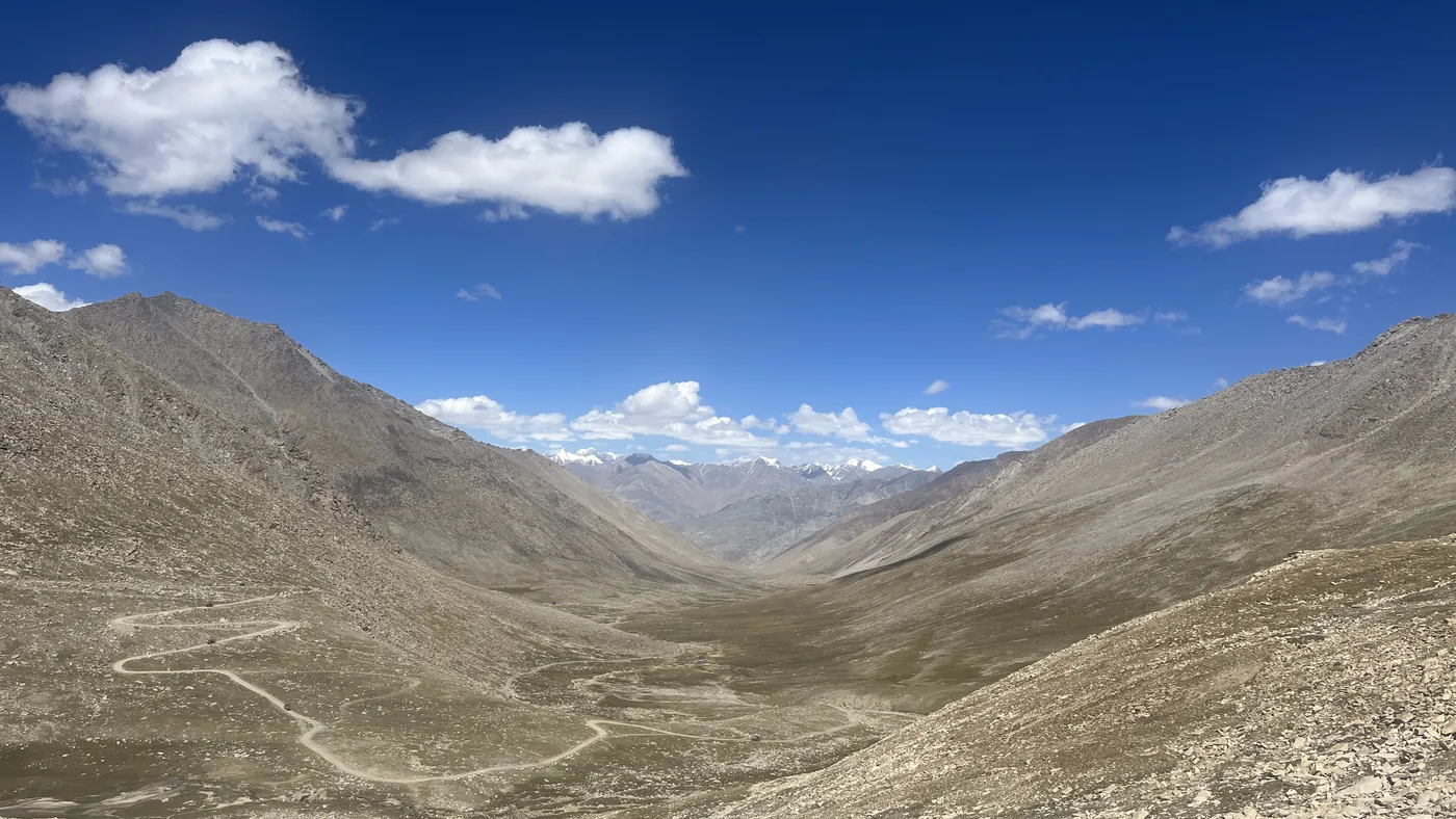 Carretera de altura entre montañas de Ladakh
