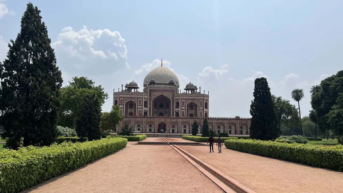 La tumba de Humayun en Delhi, vista desde el eje de sus jardines