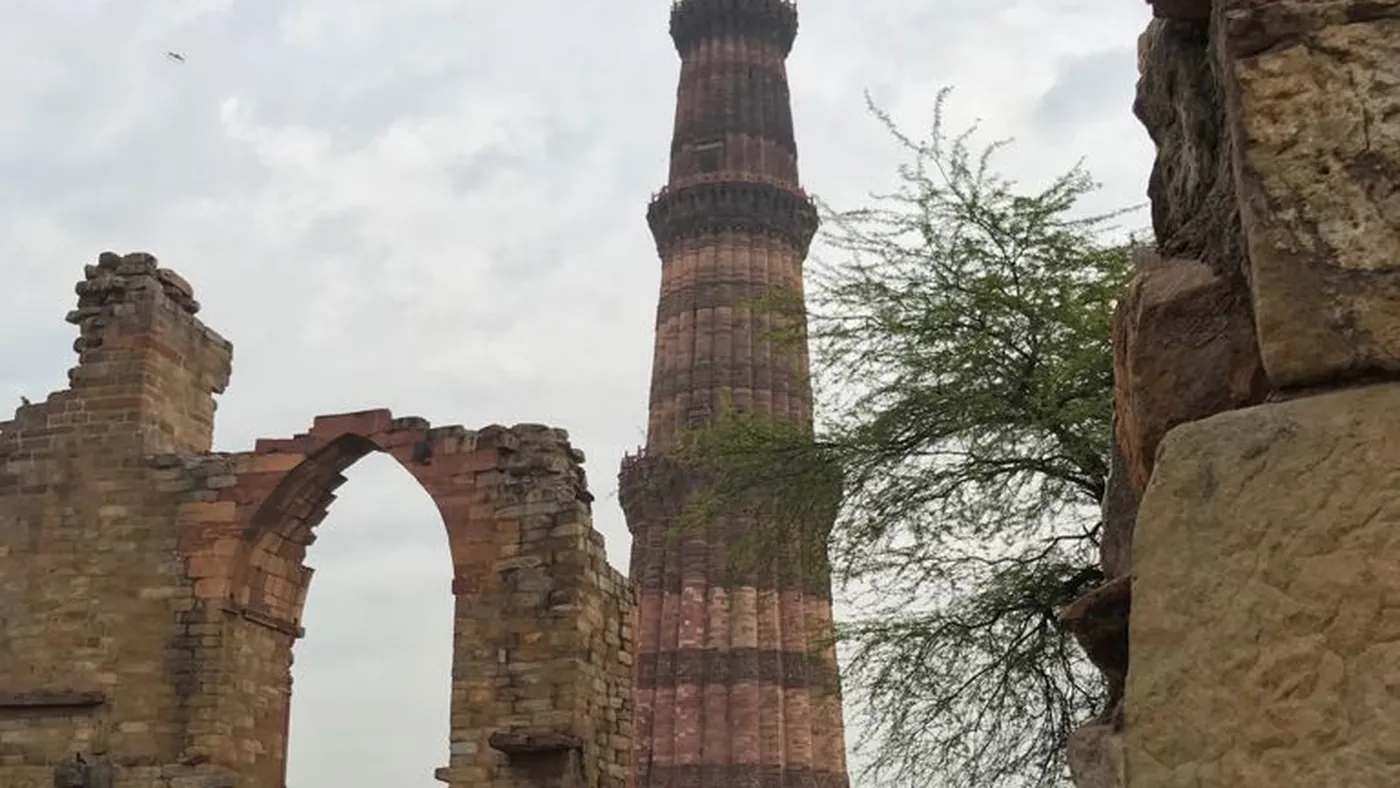 El Qutb Minar de Delhi entre las ruinas del complejo