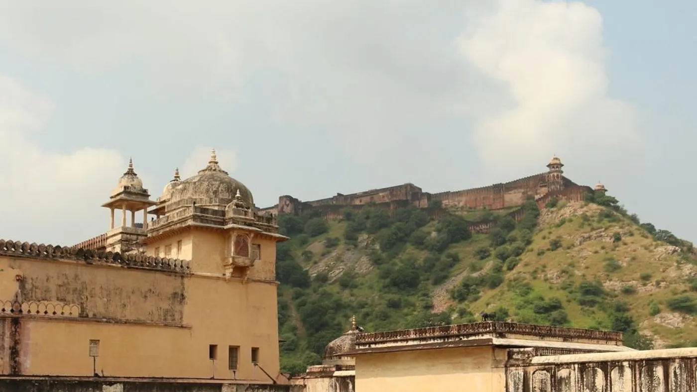 Los jardines y patios del Fuerte Amber en Jaipur