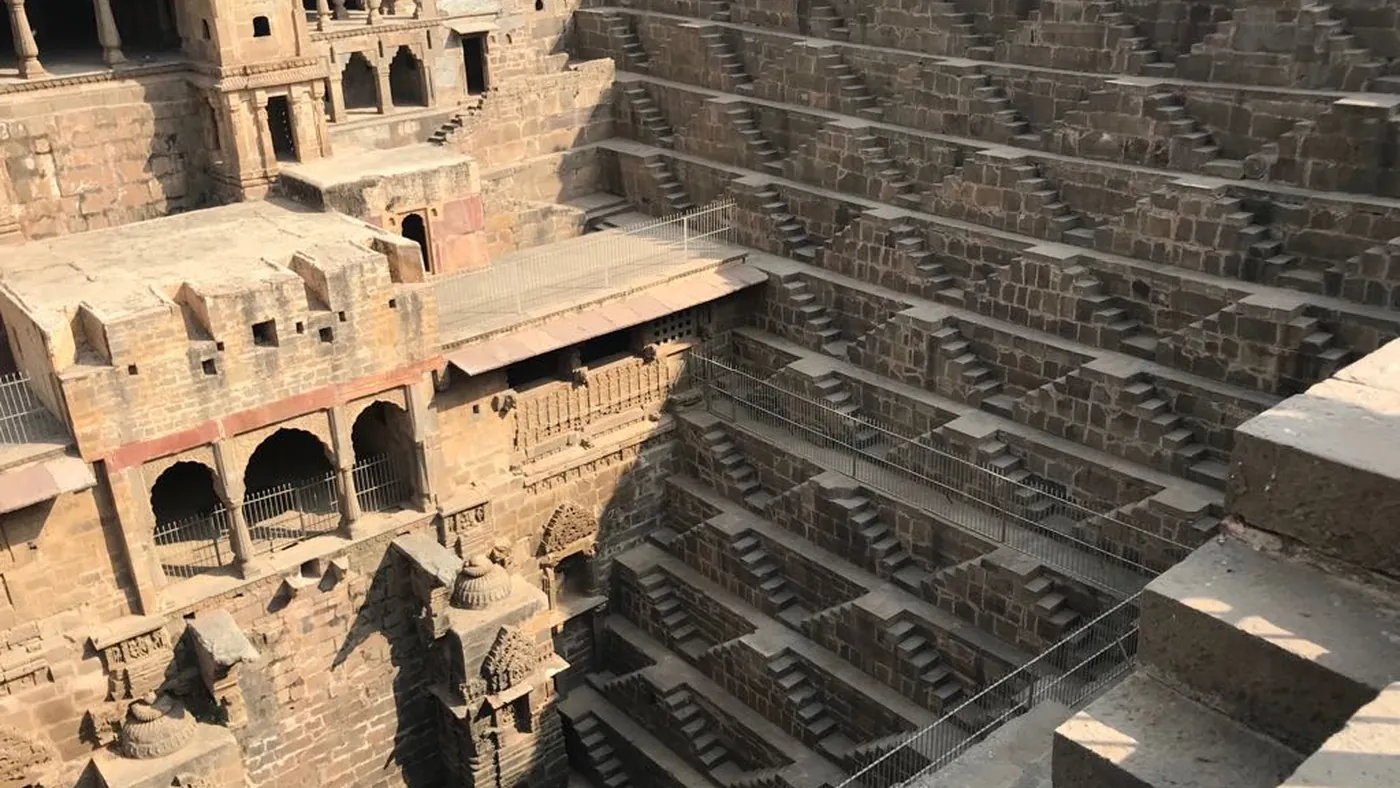 El pozo escalonado de Chand Baori, camino de Jaipur a Agra