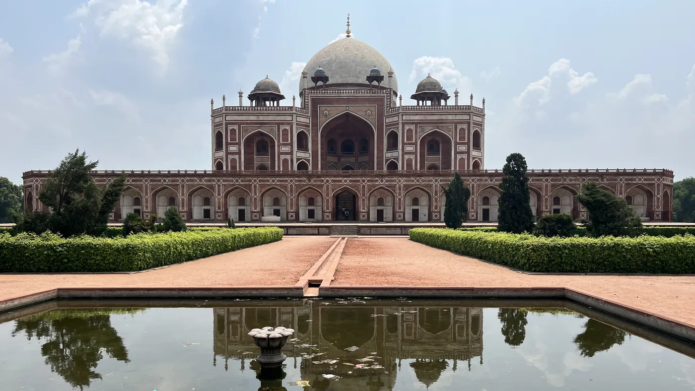 Tumba de Humayún reflejada en el canal de agua, Delhi