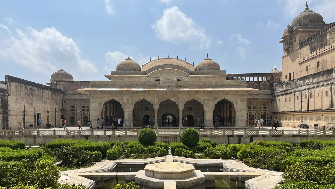 Jardín de estrella y pabellones del Fuerte Amber, Jaipur