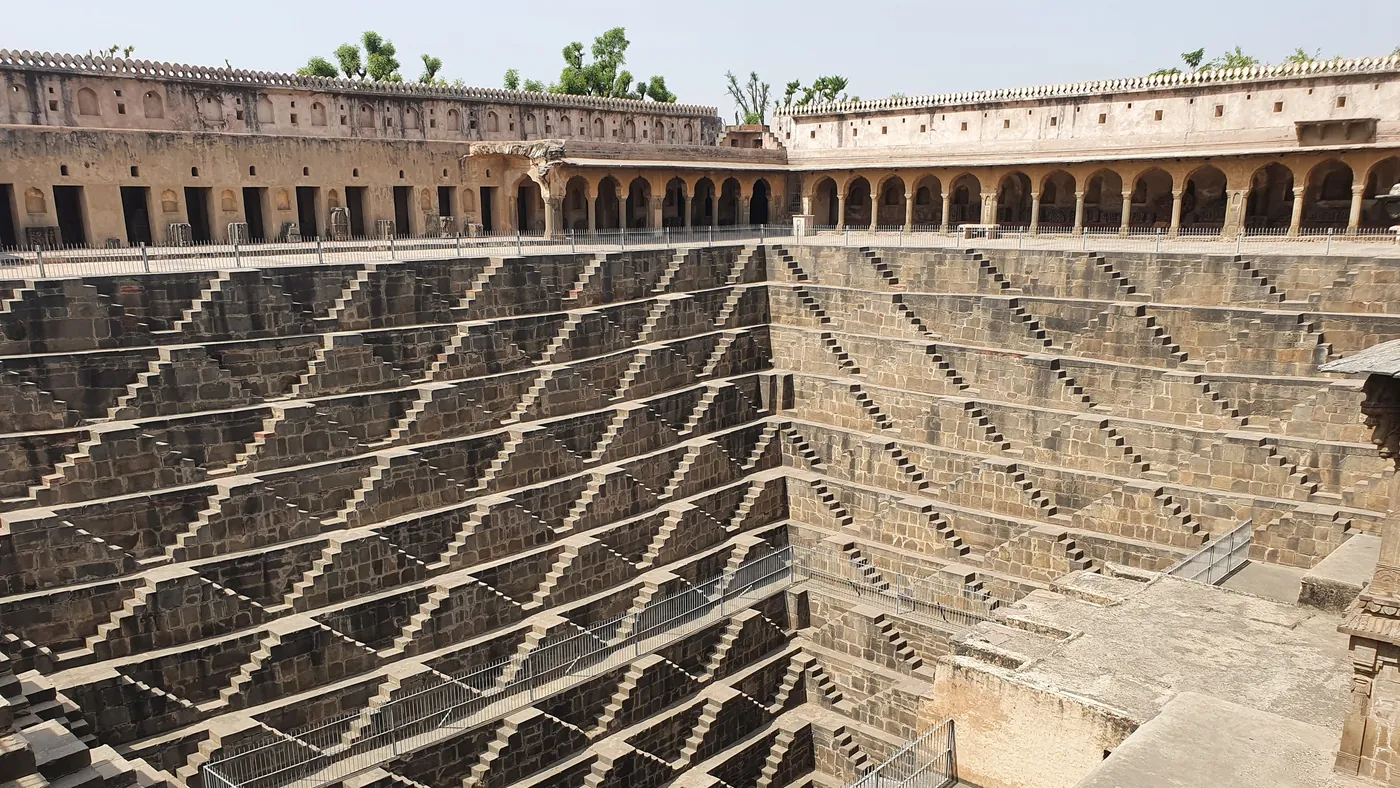 Los escalones del pozo de Chand Baori en Abhaneri