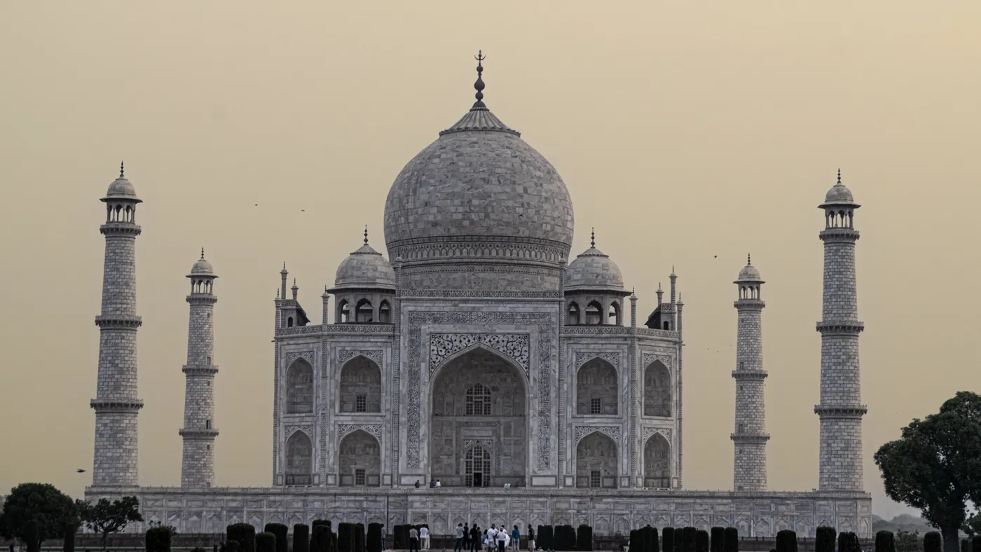 El Taj Mahal al amanecer desde los jardines, Agra